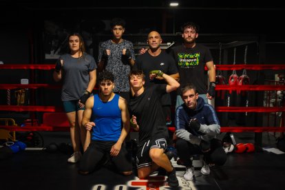 Los boxeadores del club 'El Niño', junto a su entrenador