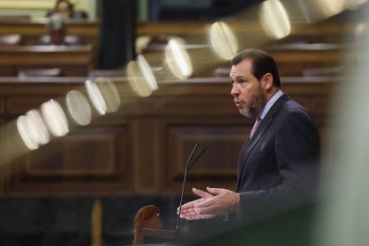 El ministro de Transporte y Movilidad Sostenible, Óscar Puente, durante una sesión de control al gobierno en el Congreso.