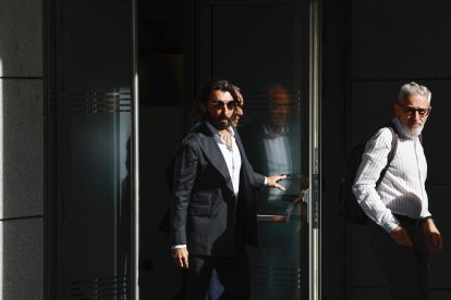 El consejero delegado (CEO) de Globalia, Javier Hidalgo (c), a su salida de la Audiencia Nacional, este jueves. El juez de la Audiencia Nacional que investiga presuntas contrataciones irregulares en el marco del caso Koldo prosigue con los interrogatorios, en este caso al consejero delegado (CEO) de Globalia Javier Hidalgo, en calidad de testigo. EFE/ Rodrigo Jiménez