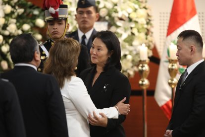 La presidenta de Perú, Dina Boluarte (i), saluda a Keiko Fujimori (c) durante el velatorio de su padre el fallecido expresidente de Perú Alberto Fujimori este jueves, en Lima (Perú). EFE/ Paolo Aguilar