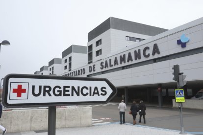 Imagen de archivo de entrada a urgencias del Hospital Universitario de Salamanca. EFE/J.M.GARCÍA