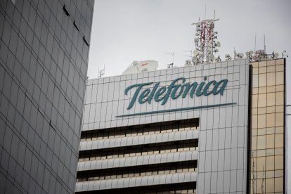 Vista del edificio de Telefónica en Caracas, que se suma a Repsol, BBVA y Mapfre entre las empresas con presencia española en Venezuela, en una imagen de archivo. EFE/RAYNER PEÑA R