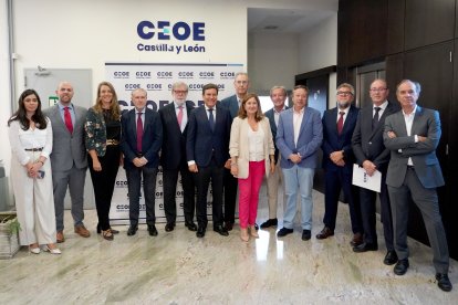 El presidente de CEOE Castilla y León, Santiago Aparicio, y el consejero de Economía y Hacienda y portavoz de la Junta, Carlos Fernández Carriedo, atienden a los medios antes de la reunión que mantienen para analizar nuevas medidas de mejora que impulsen la actividad empresarial ante el inicio del curso económico