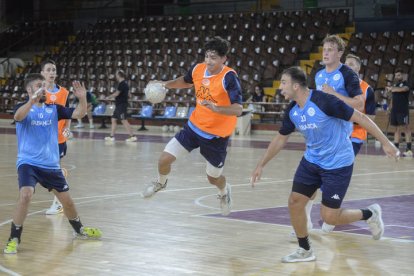 El Abanca Ademar en un entrenamiento de pretemporada en el Palacio de Deportes.