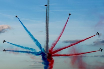 Acrobacias de la Patrouille francesa sobre los Campos Elíseos.EFE/EPA/GONZALO FUENTES