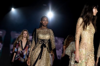 Modelos luce una creación de Yolancris durante la Mercedes-Benz Madrid Fashion Week este sábado. EFE/ Daniel González