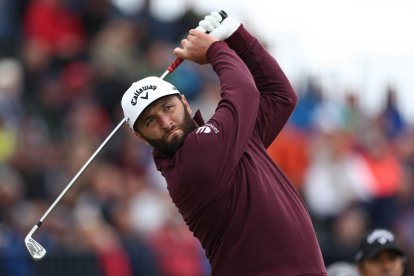 Fotografía de archivo del golfista español Jon Rahm, quien este sábado quedó muy cerca de coronarse en Chicago como campeón de la temporada. EFE/ADAM VAUGHAN