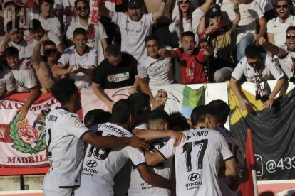 La Cultural celebra el gol de la victoria de Luis Chacón en el estadio Ruta de la Plata.