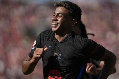 El delantero del Barcelona Lamine Yamal celebra tras anotar un gol ante el Girona este domingo, durante el partido de la 5a jornada de LaLiga EA Sports, entre el Girona FC y el FC Barcelona, en el estadio Montilivi de Girona. EFE/ David Borrat