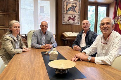 Momento de la recepción a la nueva presidenta de la Federación de Karate.