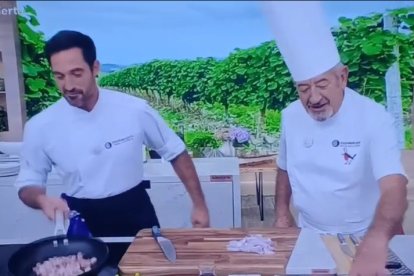 Joseba y Kalrlos Arguiñano, en el programa 'Cocina Abierta'.