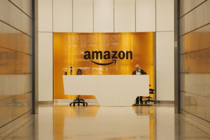 Fotografía de archivo en donde se aprecia el mostrador de recepción del edificio de oficinas de Amazon en Nueva York, EE. UU. EFE/SARAH YENESEL