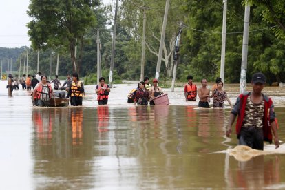 Decenas de afectados por las inundaciones que golpean Birmania.
                      EFE/EPA/NYEIN CHAN NAING