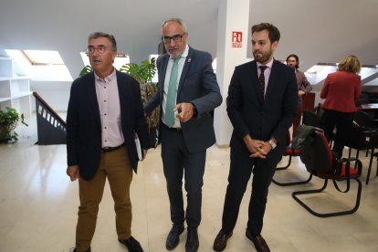 Ángel Marinero, Olegario Ramón y el presentante de la OCDE.