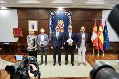 Mañueco mantiene un encuentro con los agentes sociales y económicos del Diálogo Social de Castilla y León.