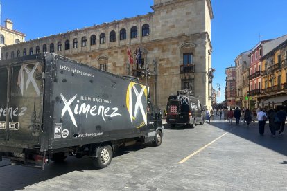 Un camión con material de iluminación junto al Palacio de los Guzmanes.