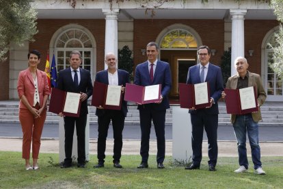 El presidente del Gobierno, Pedro Sánchez (c), posa con los representantes de la patronal y los sindicatos durante la firma del nuevo acuerdo en materia de pensiones este miércoles en el Palacio de la Moncloa. (De izq a der) La ministra de Inclusión, Seguridad Social y Migraciones, Elma Sáiz; el presidente de Cepyme, Gerardo Cuerva; el secretario general de CCOO, Unai Sordo; Pedro Sánchez; el presidente de la CEOE, Antonio Garamendi, y el secretario general de UGT, Pepe Álvarez. EFE/ Zipi