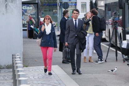 La víctima Gisèle Pelicot (i) llega al Palacio de Justicia para asistir a la 12ª sesión del juicio en los tribunales de Aviñon, Francia, este miércoles. EFE/ Edgar Sapiña Manchado