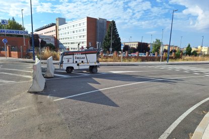 Parte de los bloques de hormigón se han quitado para abrir un carril hasta el pie del puente de San Juan de Dios