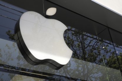 Imagen de archivo de un edificio con el logo de Apple. ) EFE/EPA/JOHN G. MABANGLO