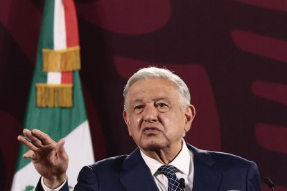 El presidente de México, Andrés Manuel López Obrador, participa este jueves, durante su conferencia de prensa matutina  en Palacio Nacional de la Ciudad de México (México). EFE/ José Méndez