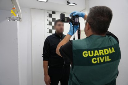 Fotografía facilitada por la Guardia Civil de la detención, este jueves en la provincia de Cádiz, de Karim El Baqqali, el presunto autor del asesinato de dos agentes el pasado febrero en la localidad gaditana de Barbate tras embestir la embarcación de los guardias civiles con una narcolancha que el arrestado pilotaba. EFE/Guardia Civil -SOLO USO EDITORIAL/SOLO DISPONIBLE PARA ILUSTRAR LA NOTICIA QUE ACOMPAÑA (CRÉDITO OBLIGATORIO)-