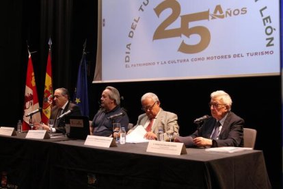 El consejero de Cultura, Turismo y Deporte, Gonzalo Santonja, inaugura el Día del Turismo de Castilla y León.