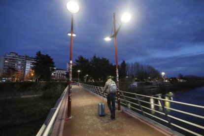 La nueva pasarela sobre el Bernesga copia el modelo de la existente frente a la estación de autobuses