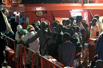 Inmigrantes subsaharianos rescatados por Salvamento Marítimo de dos cayucos localizados en el Atlántico, en aguas al sur de la isla de El Hierro, en la madrugada de ese viernes. EFE/Gelmert Finol