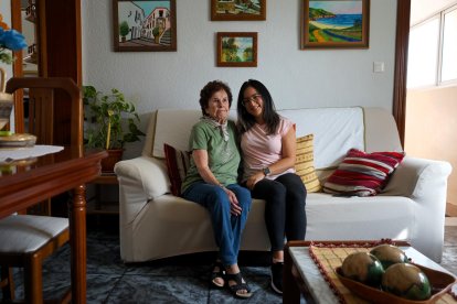 Carmen, una malagueña de 87 años, y Pamela, una estudiante de máster de Ecuador, dos mujeres que comparten piso gracias a una iniciativa de la Universidad de Málaga que ofrece a los jóvenes una habitación gratis a cambio de que hagan compañía a los mayores, les acompañen al médico o les compren medicamentos, posan para EFE. EFE/María Alonso