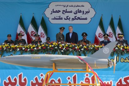 El presidente iraní, Masud Pezeshkian, observa el paso de un dron durante el desfile militar anual que conmemora la invasión iraquí de 1980, que condujo a una guerra que duró ocho años (1980-1988); en Teherán, Irán, el 21 de septiembre de 2024. EFE/EPA/ABEDIN TAHERKENAREH