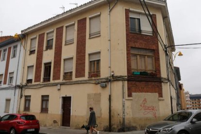 Imagen de archivo de una casa tapiada en León para evitar que sea ocupada de forma ilegal