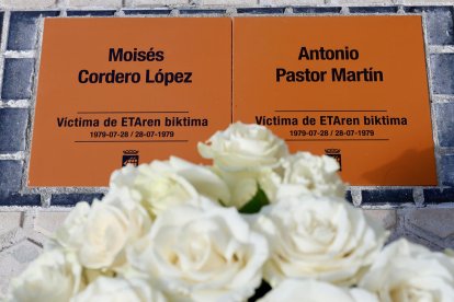 El Ayuntamiento de San Sebastián coloca este sábado, dos placas de recuerdo y homenaje a los guardias civiles Antonio Pastor y Moisés Cordero en el lugar en el que ETA los asesinó en 1979. EFE/Javi Colmenero