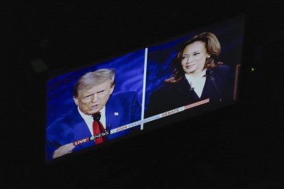 Un monitor fuera del escenario durante un debate presidencial entre el candidato presidencial republicano Donald J. Trump y la candidata presidencial demócrata y vicepresidenta estadounidense, Kamala Harris, el 10 de septiembre de 2024. EFE/DEMETRIO FREEMAN/POOL