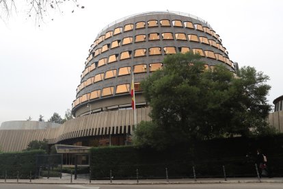 Imagen de archivo de la fachada del Tribunal Constitucional. EFE/Ballesteros