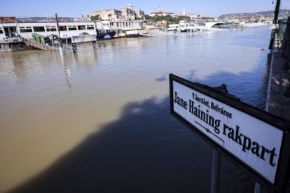 El río Danubio inundado en el centro de Budapest, Hungría, este domingo. EFE/EPA/Robert Hegedus