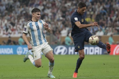 Raphael Varane (d) controla un balón en presencia de Julián Álvarez, durante la final del pasado Mundial que enfrentó a Francia y Argentina. EFE/ Juan Ignacio Roncoroni