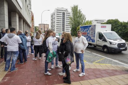 Trabajadores y miembros del comité de empresa de la factoría de Bimbo en Valladoli, este miércoles antes de entrar a la reunión con la dirección de la empresa tras el anuncio de esta del cierre de la fábrica que afecta a más de 160 personas.-EFE/ Nacho Gallego