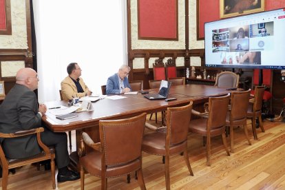 El alcalde de Valladolid, Jesús Julio Carnero, participa en una reunión online con representantes de Bimbo España y de la Junta de Castilla y León