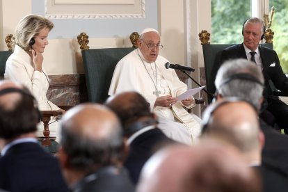 El papa Francisco este viernes en un discurso ante autoridades belgas flanqueado por les reyes Felipe y Matilde. EFE/EPA/OLIVIER HOSLET