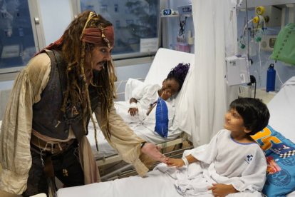 El capitán Jack Sparrow, encarnado por el actor Johnny Depp, ha visitado este jueves a los niños y las niñas ingresadas en el Hospital Universitario Donostia de Osakidetza.