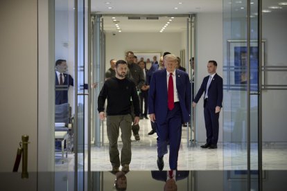 Una fotografía proporcionada por el Servicio de Prensa Presidencial de Ucrania muestra al presidente ucraniano Volodímir Zelenski (i) y al candidato presidencial republicano Donald J. Trump (d), durante su reunión en la Torre Trump en Nueva York. EFE/EPA/UKRAINE PRESIDENTIAL PRESS SERVICE