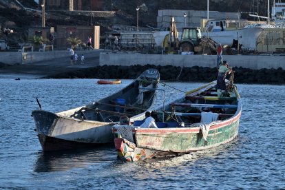 Dos cayucos con un total de 151 personas a bordo (131 y 20) han sido rescatados al sur de La Restinga, en el El Hierro, esta madrugada mientras continúa la operación de búsqueda del medio centenar de personas desaparecidas al naufragar durante la noche otra embarcación frente a las costas de la isla. EFE/Gelmert Finol