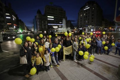 Familias de amarillo e iluminación de la fuente de Santo Domingo.