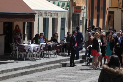 Varias personas disfrutan del buen tiempo en una terraza de León.