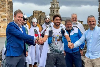 Llega a Ponferrada el deportista Alejandro Samper en su ruta hacia Santiago para visibilizar la diabetes tipo 1.