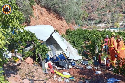 Tres personas han fallecido esta mañana tras la colisión de un helicóptero con unas líneas de alta tensión en la zona de Monte Picayo, en el municipio valenciano de Puçol, según ha informado la Guardia Civil. Los fallecidos son ocupantes de la aeronave, que ha caído en una zona rural, junto a una urbanización, según han indicado las mismas fuentes y el consorcio provincial de bomberos de Valencia. EFE/Consorcio Bomberos de Valencia