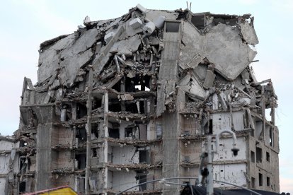 Foto de archivo de un edificio dañado por ataques israelíes en la ciudad palestina de Beit Lahia, norte de la Franja de Gaza. EFE/EPA/ATEF SAFADI