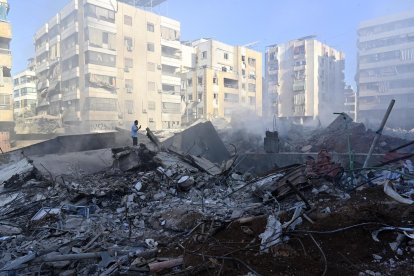 Un hombre inspecciona este domingo los daños causados por los bombardeos en el sur de Beirut. EFE/EPA/WAEL HAMZEH