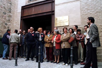 Imagen de archivo de un grupo de trabajadores a las puertas de su centro laboral. EFE/JESUS CARVAJAL/